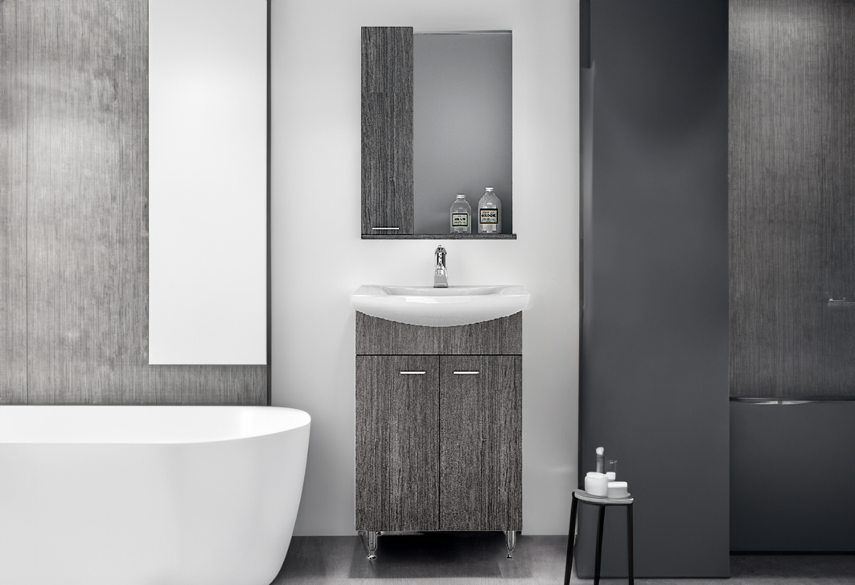 Aπεικονίζεται το έπιπλο μπάνιου με καθρέφτη με δεξί ερμάριο και πάγκο με νιπτήρα τοποθετημένο σε ένα μπάνιο με σκουρόχρωμες αποχρώσεις 